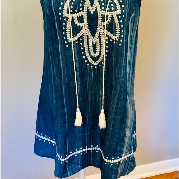 Super lightweight and cute chambray dress. Size M New without tags - Picture 2 of 4